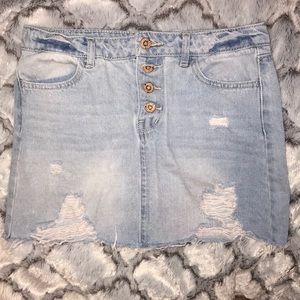 Girls light wash ripped mini denim skirt!!